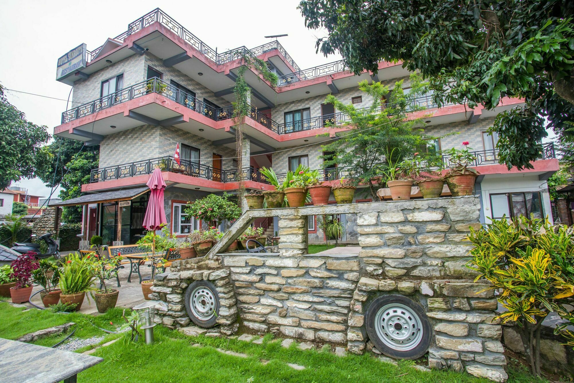Hotel Glory Garden Pokhara Exteriör bild